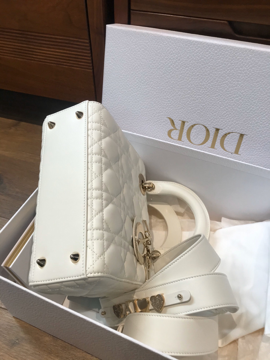 Sẵn    C h r i s t i a n   D i o r Lady D ior Cannage Leather 2way handbag white. Tình trạng like new. đủ box + túi vải + thẻ đầy đủ như hình ạ