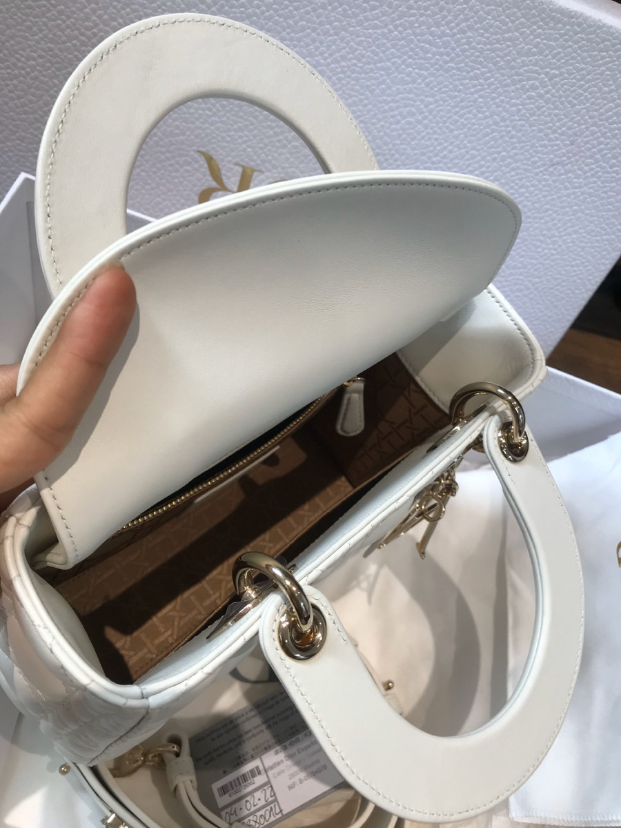 Sẵn    C h r i s t i a n   D i o r Lady D ior Cannage Leather 2way handbag white. Tình trạng like new. đủ box + túi vải + thẻ đầy đủ như hình ạ