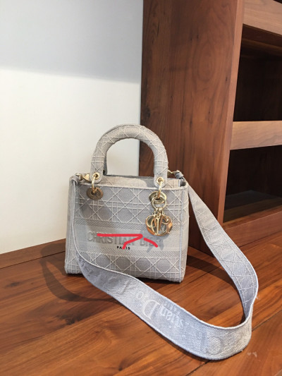 Sẵn  C h r i s t i a n  D i o r Lady D i o r Cannage canvass 2way handbag Grey ạ . tình trạng 95% new . Mặu sau có khắc chữ chủ trước ạ