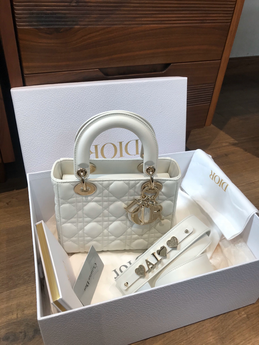 Sẵn    C h r i s t i a n   D i o r Lady D ior Cannage Leather 2way handbag white. Tình trạng like new. đủ box + túi vải + thẻ đầy đủ như hình ạ