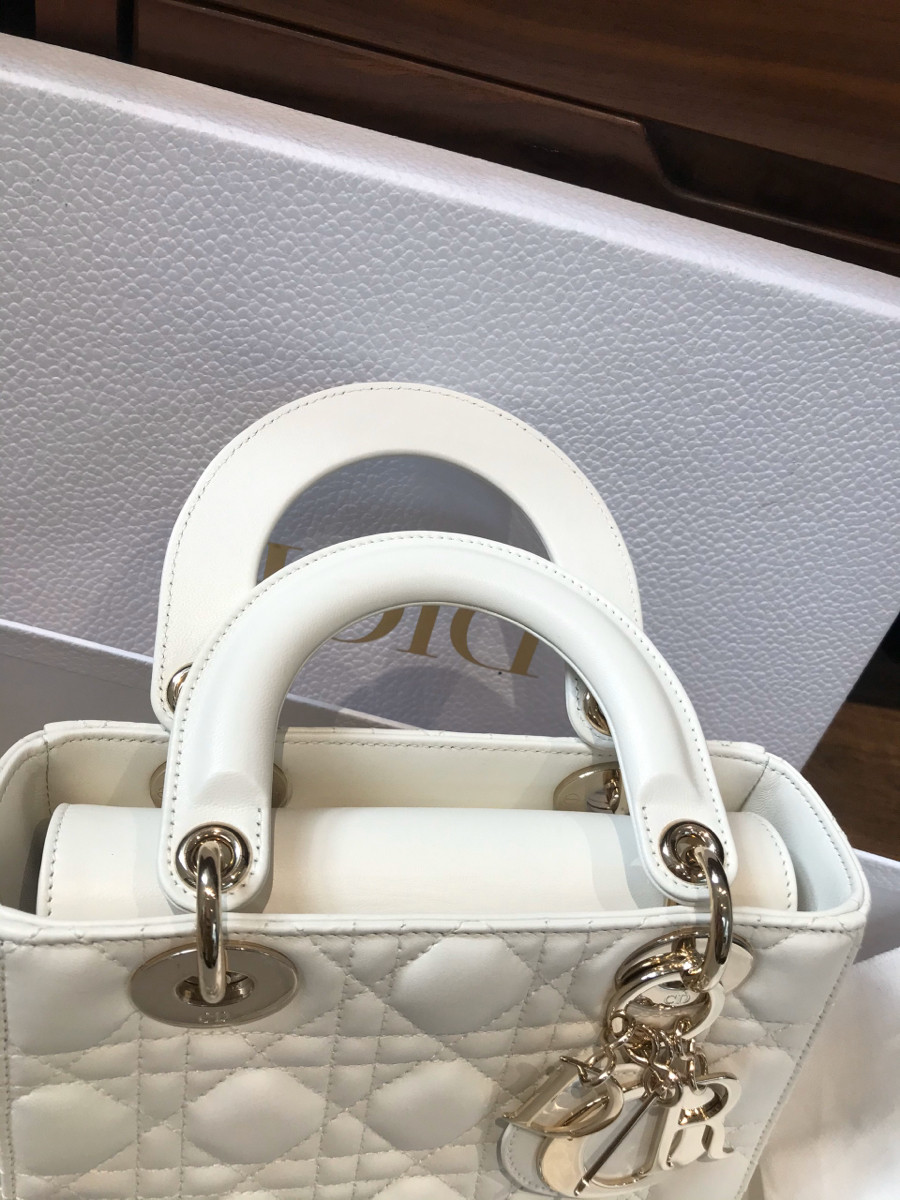 Sẵn    C h r i s t i a n   D i o r Lady D ior Cannage Leather 2way handbag white. Tình trạng like new. đủ box + túi vải + thẻ đầy đủ như hình ạ