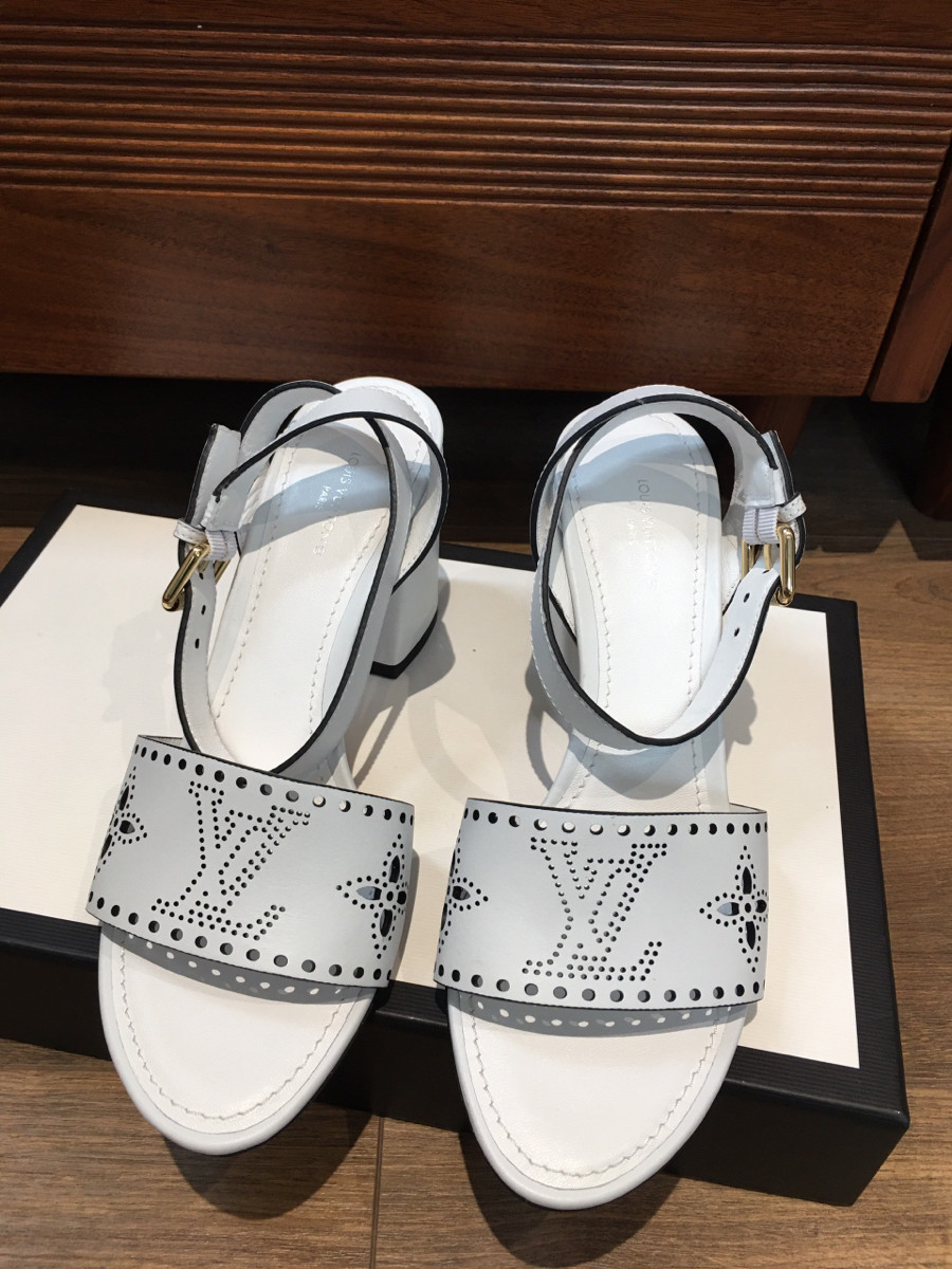 Sẵn em màu trắng L o u i s V u i t t on Horizon 21 years Leather Sandals size 37 Ladies' White SC1211. cao 8cm . tình trạng trưng bày chưa sd ạ .