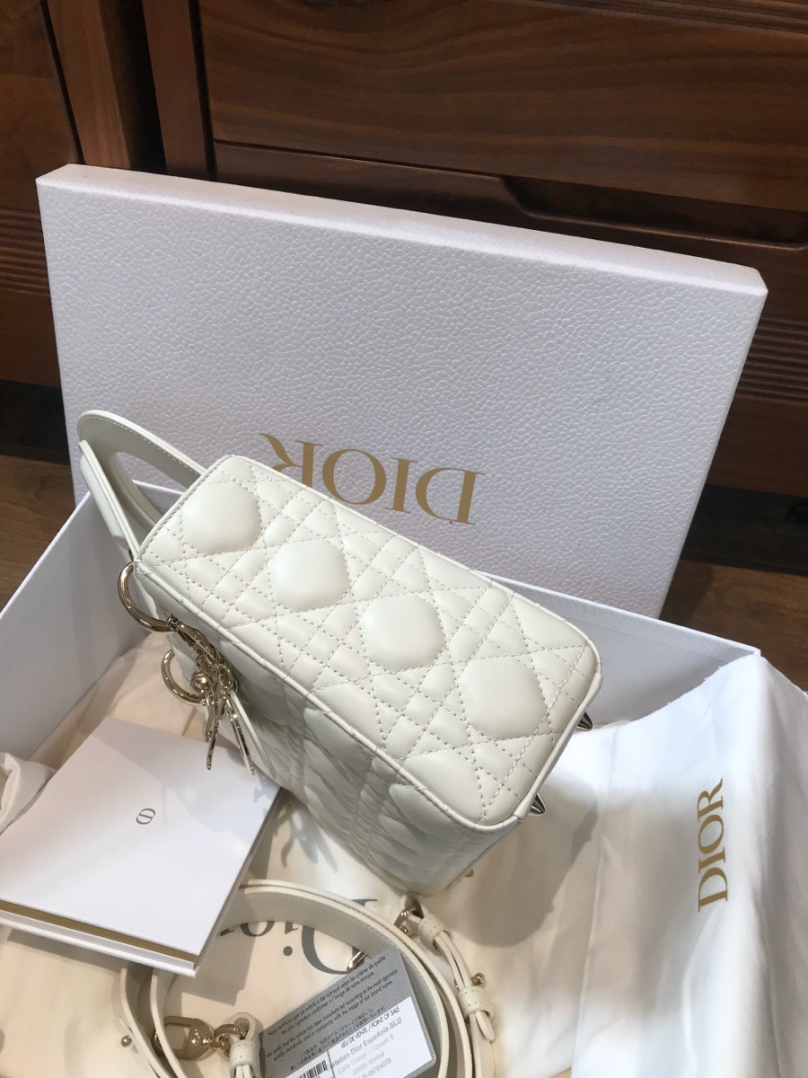 Sẵn    C h r i s t i a n   D i o r Lady D ior Cannage Leather 2way handbag white. Tình trạng like new. đủ box + túi vải + thẻ đầy đủ như hình ạ