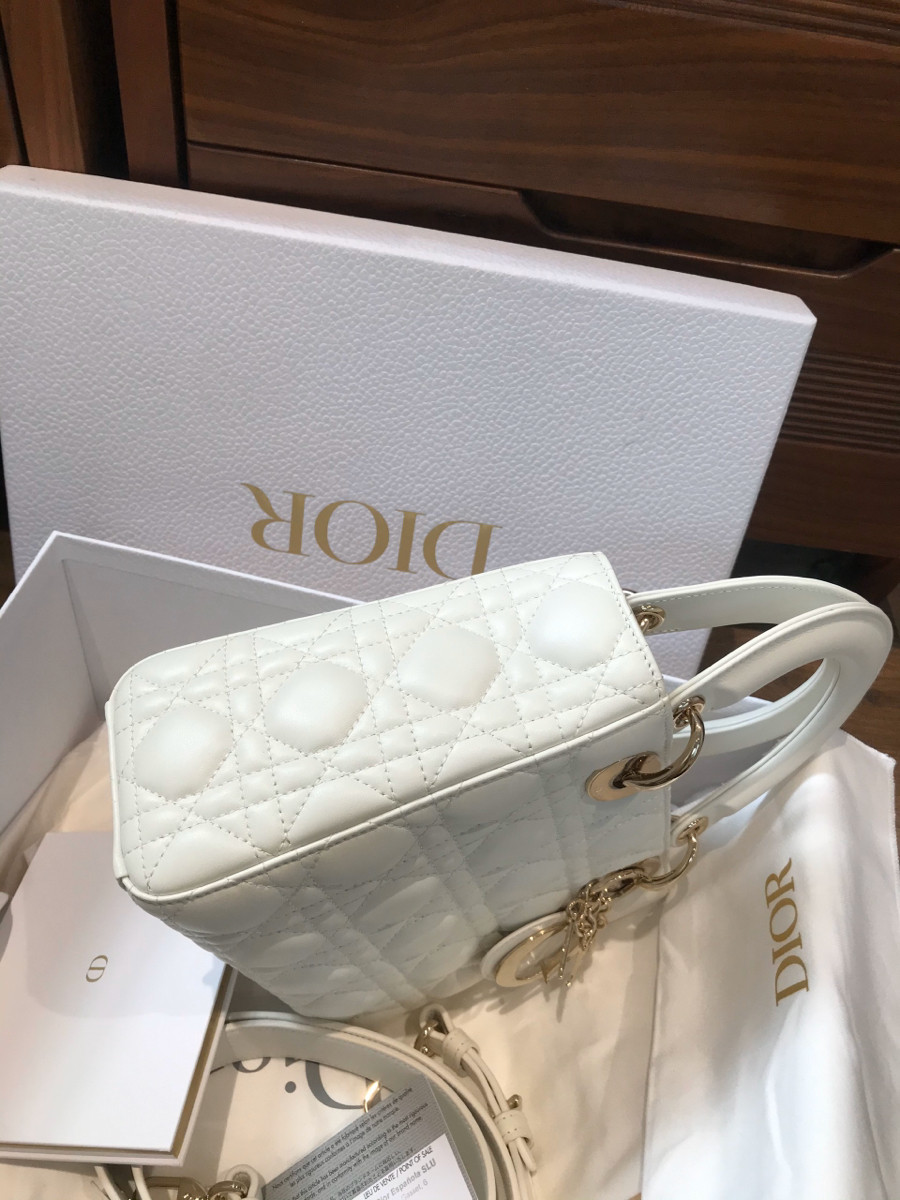 Sẵn    C h r i s t i a n   D i o r Lady D ior Cannage Leather 2way handbag white. Tình trạng like new. đủ box + túi vải + thẻ đầy đủ như hình ạ