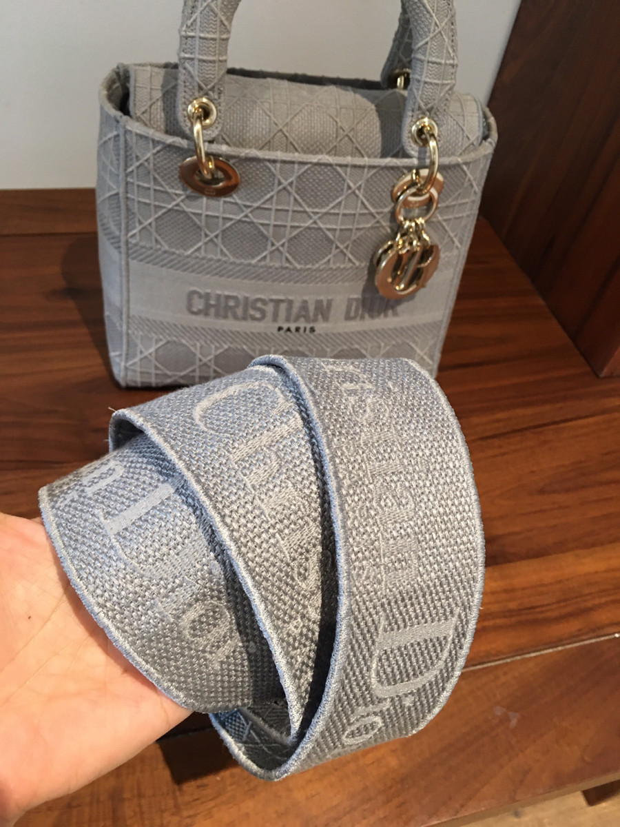 Sẵn  C h r i s t i a n  D i o r Lady D i o r Cannage canvass 2way handbag Grey ạ . tình trạng 95% new . Mặu sau có khắc chữ chủ trước ạ