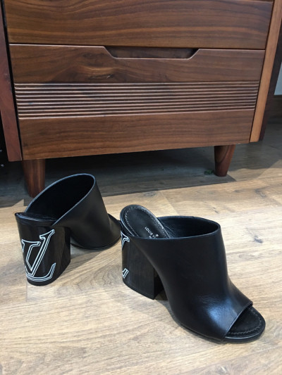 Sẵn cho chân tấm  L o u i s   V u i t t on 18 years Leather Mule size  34 Ladies' Black BR1108.  tình trạng mới đi thử trong nhà. cao 9cm .