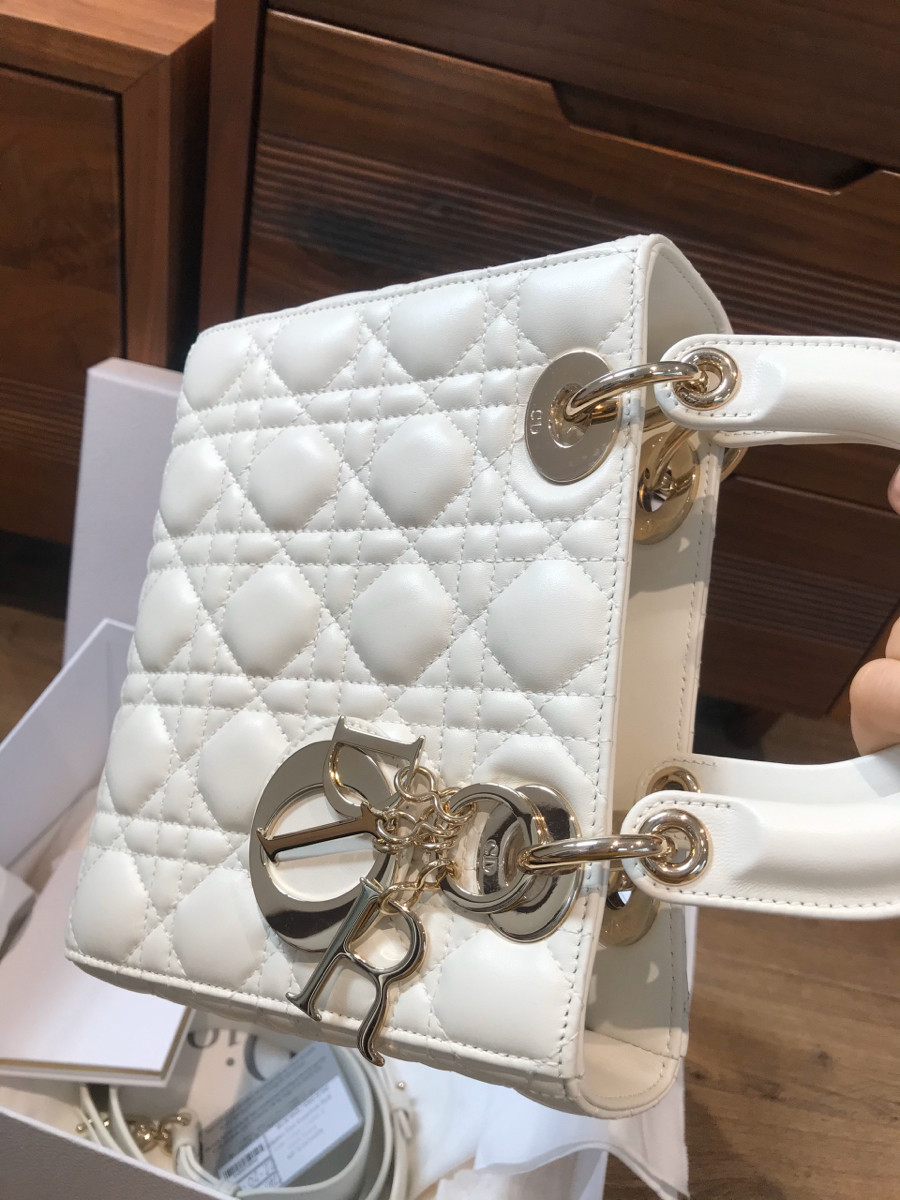 Sẵn    C h r i s t i a n   D i o r Lady D ior Cannage Leather 2way handbag white. Tình trạng like new. đủ box + túi vải + thẻ đầy đủ như hình ạ