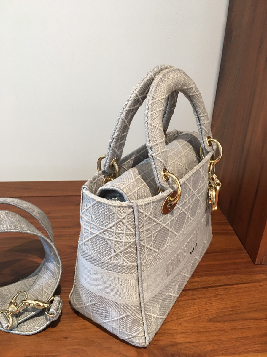 Sẵn  C h r i s t i a n  D i o r Lady D i o r Cannage canvass 2way handbag Grey ạ . tình trạng 95% new . Mặu sau có khắc chữ chủ trước ạ