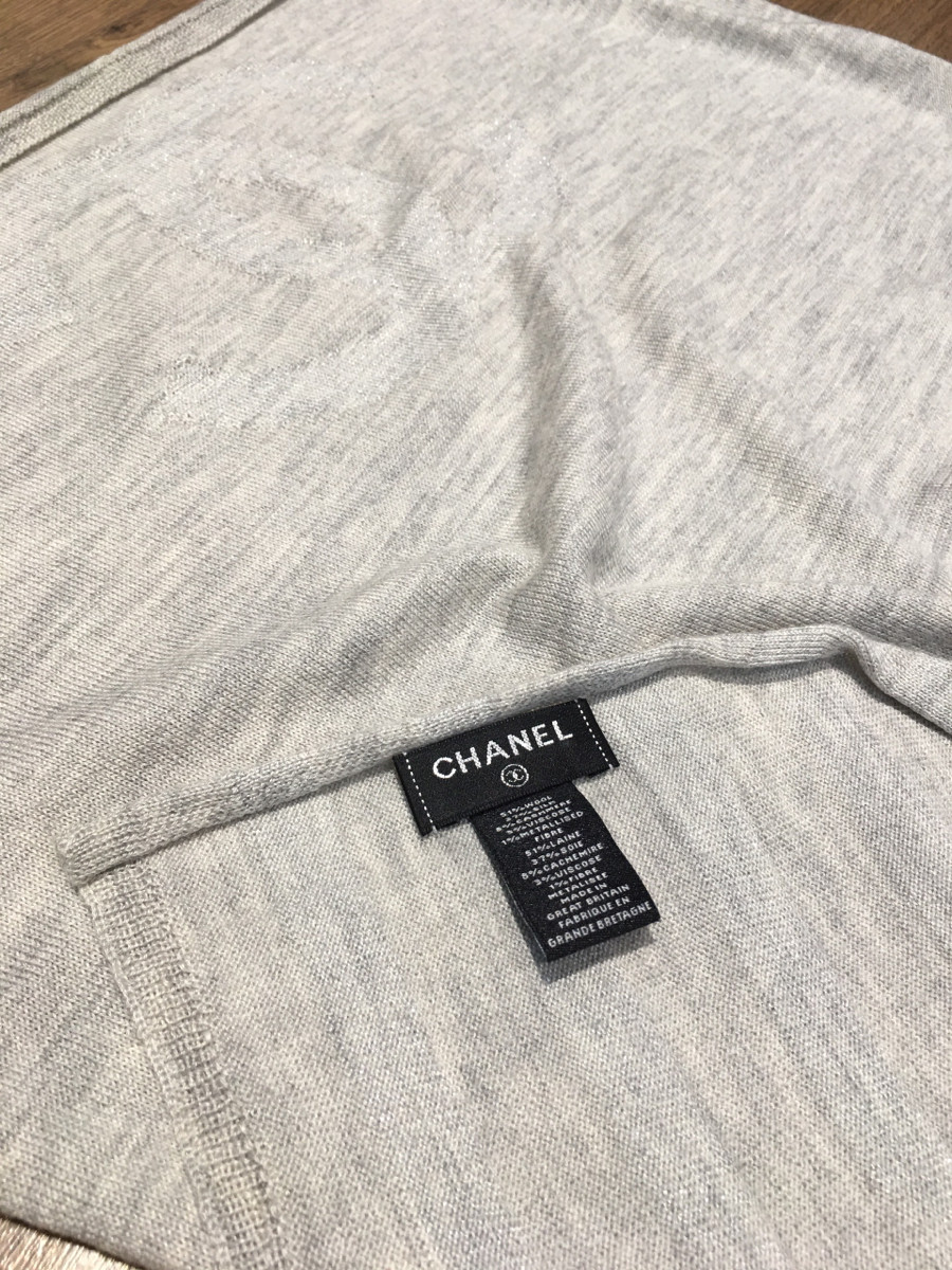 Khăn  C h a n e l Coco Mark Stole Wool×silk×cashmere còn tag vải đây ạ . L ogo 1 đầu khăn ạ