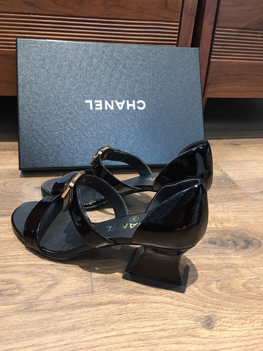 C h a n e l Coco Mark Patent leather Sandals size 36 Ladies' Black G39050. cao 5cm. Mẫu mới w eb đang bán 2 mấy trịu lận . đủ box + túi vải ạ