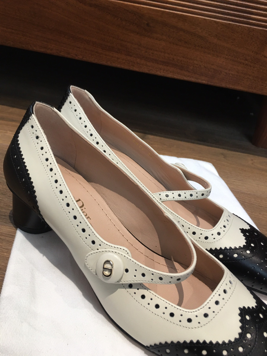 Ｃｈｒｉｓｔｉａｎ Ｄｉｏｒ size 36 tình trạng chưa sd ạ . Kèm túi vải