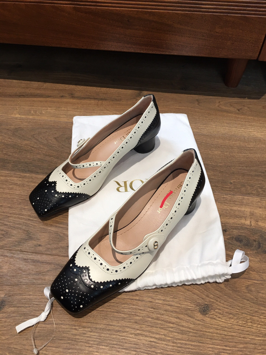 Ｃｈｒｉｓｔｉａｎ Ｄｉｏｒ size 36 tình trạng chưa sd ạ . Kèm túi vải