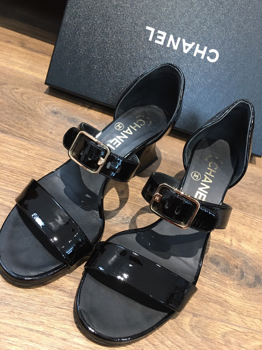 C h a n e l Coco Mark Patent leather Sandals size 36 Ladies' Black G39050. cao 5cm. Mẫu mới w eb đang bán 2 mấy trịu lận . đủ box + túi vải ạ