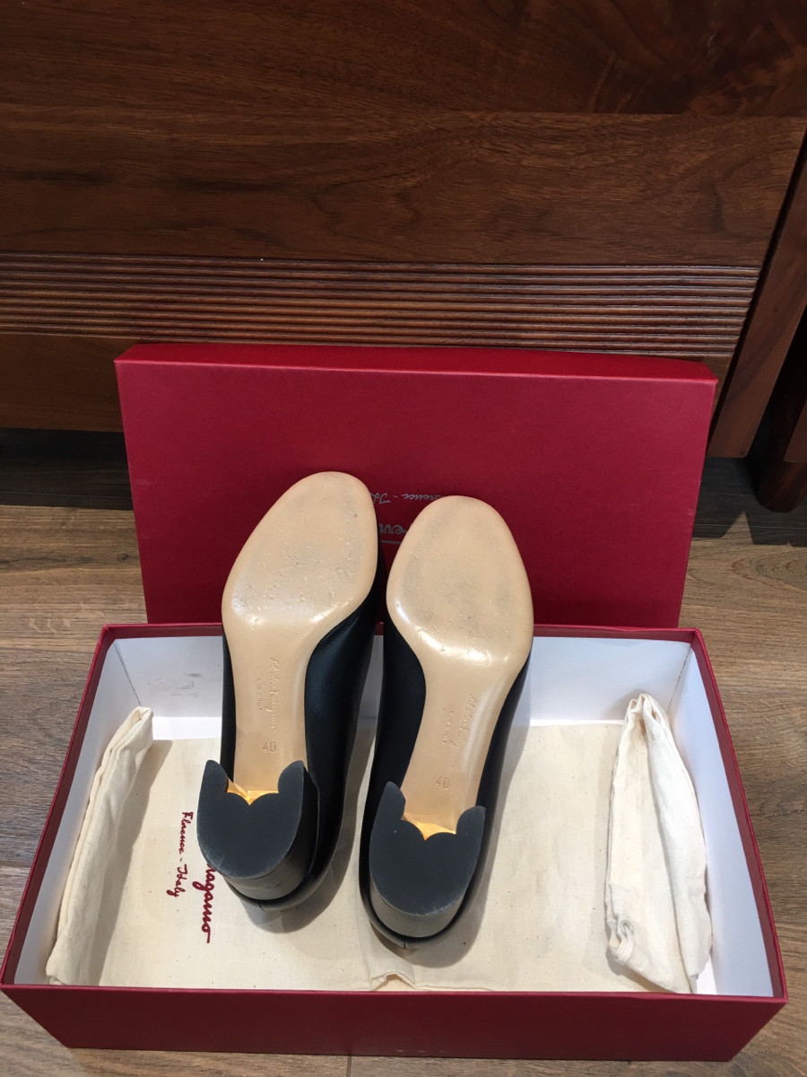 sẵn em đen  Ｆｅｒｒａｇａｍｏ ＭＥＤＯＬＬＡ size 4D; cao 5.5cm. đủ box + túi vải