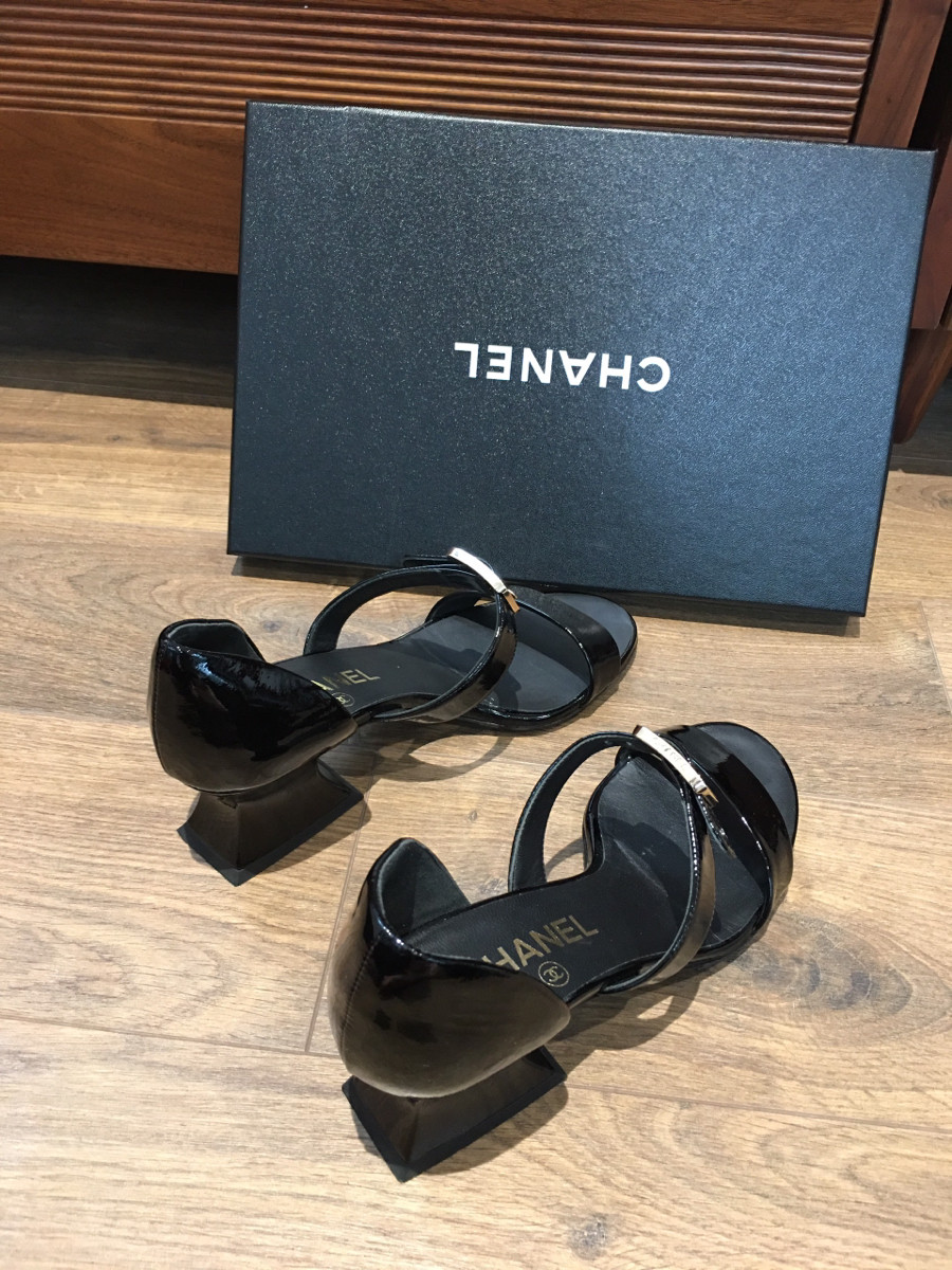 C h a n e l Coco Mark Patent leather Sandals size 36 Ladies' Black G39050. cao 5cm. Mẫu mới w eb đang bán 2 mấy trịu lận . đủ box + túi vải ạ