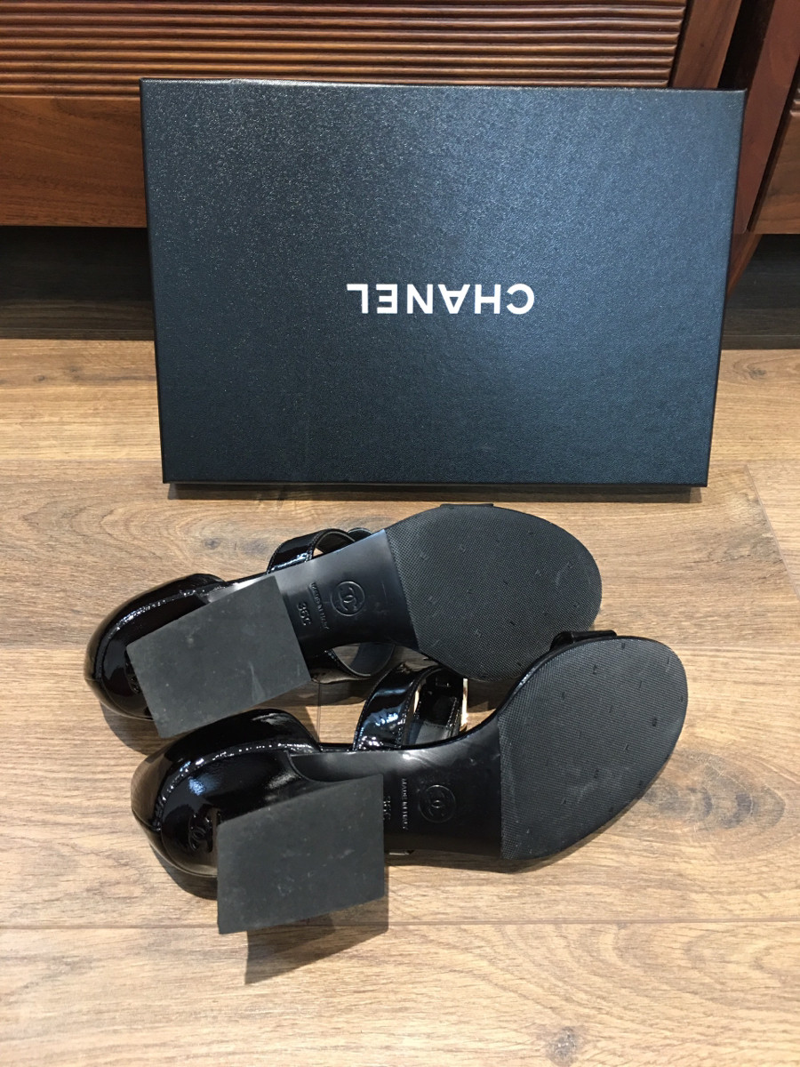 C h a n e l Coco Mark Patent leather Sandals size 36 Ladies' Black G39050. cao 5cm. Mẫu mới w eb đang bán 2 mấy trịu lận . đủ box + túi vải ạ