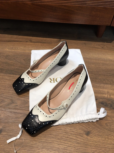 Ｃｈｒｉｓｔｉａｎ Ｄｉｏｒ size 36 tình trạng chưa sd ạ . Kèm túi vải