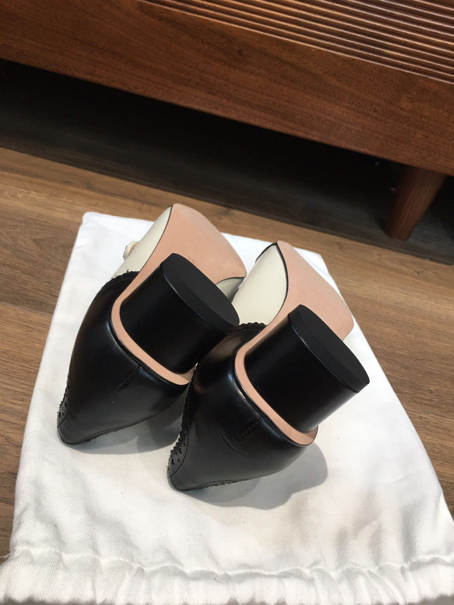 Ｃｈｒｉｓｔｉａｎ Ｄｉｏｒ size 36 tình trạng chưa sd ạ . Kèm túi vải