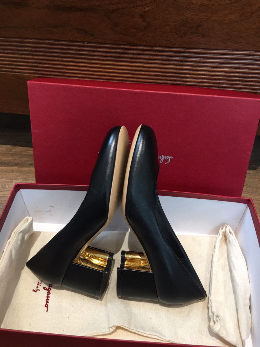 sẵn em đen  Ｆｅｒｒａｇａｍｏ ＭＥＤＯＬＬＡ size 4D; cao 5.5cm. đủ box + túi vải