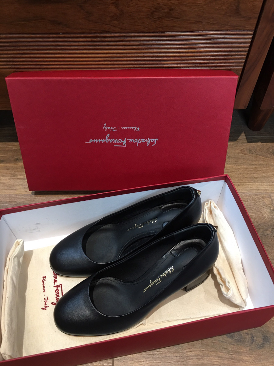 sẵn em đen  Ｆｅｒｒａｇａｍｏ ＭＥＤＯＬＬＡ size 4D; cao 5.5cm. đủ box + túi vải