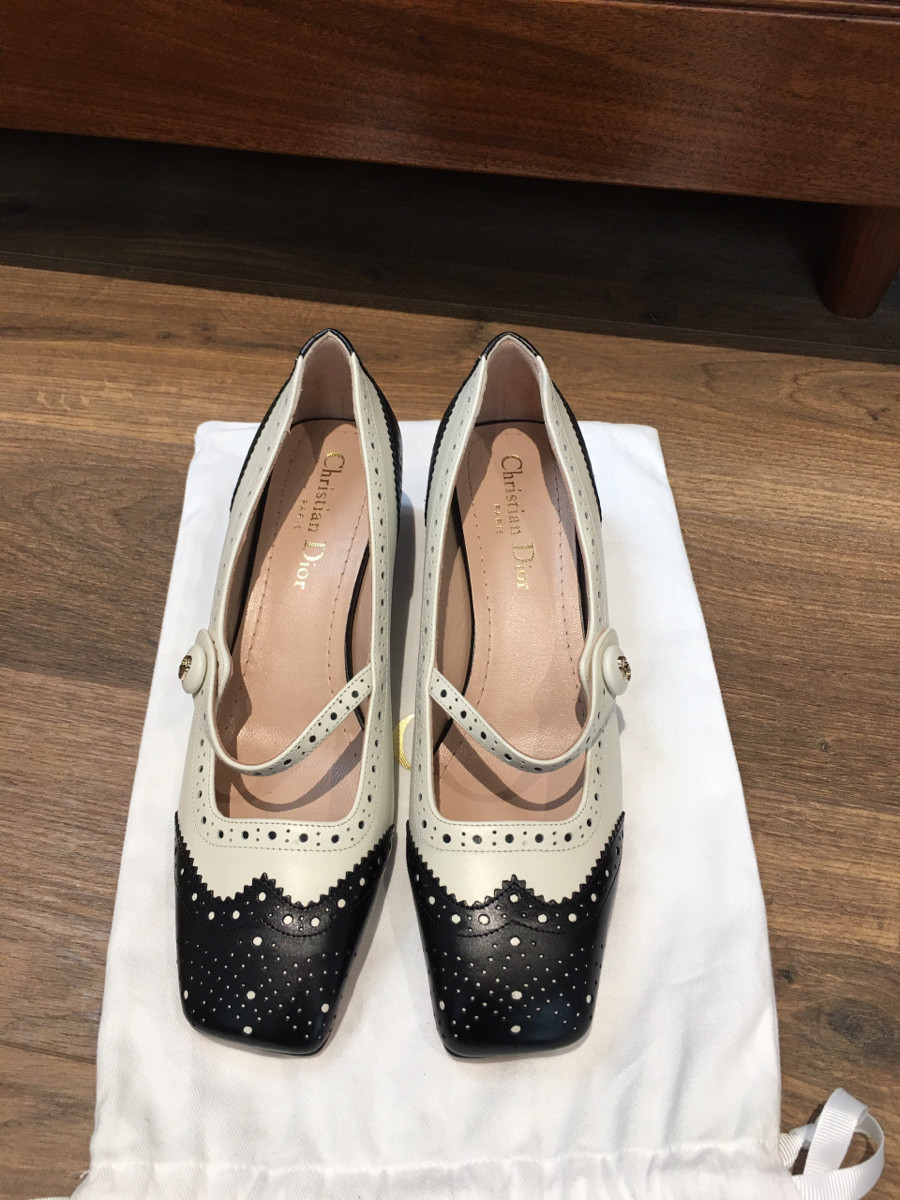 Ｃｈｒｉｓｔｉａｎ Ｄｉｏｒ size 36 tình trạng chưa sd ạ . Kèm túi vải