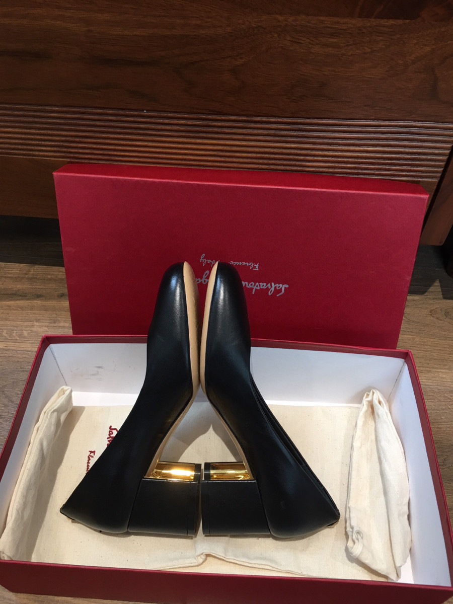 sẵn em đen  Ｆｅｒｒａｇａｍｏ ＭＥＤＯＬＬＡ size 4D; cao 5.5cm. đủ box + túi vải