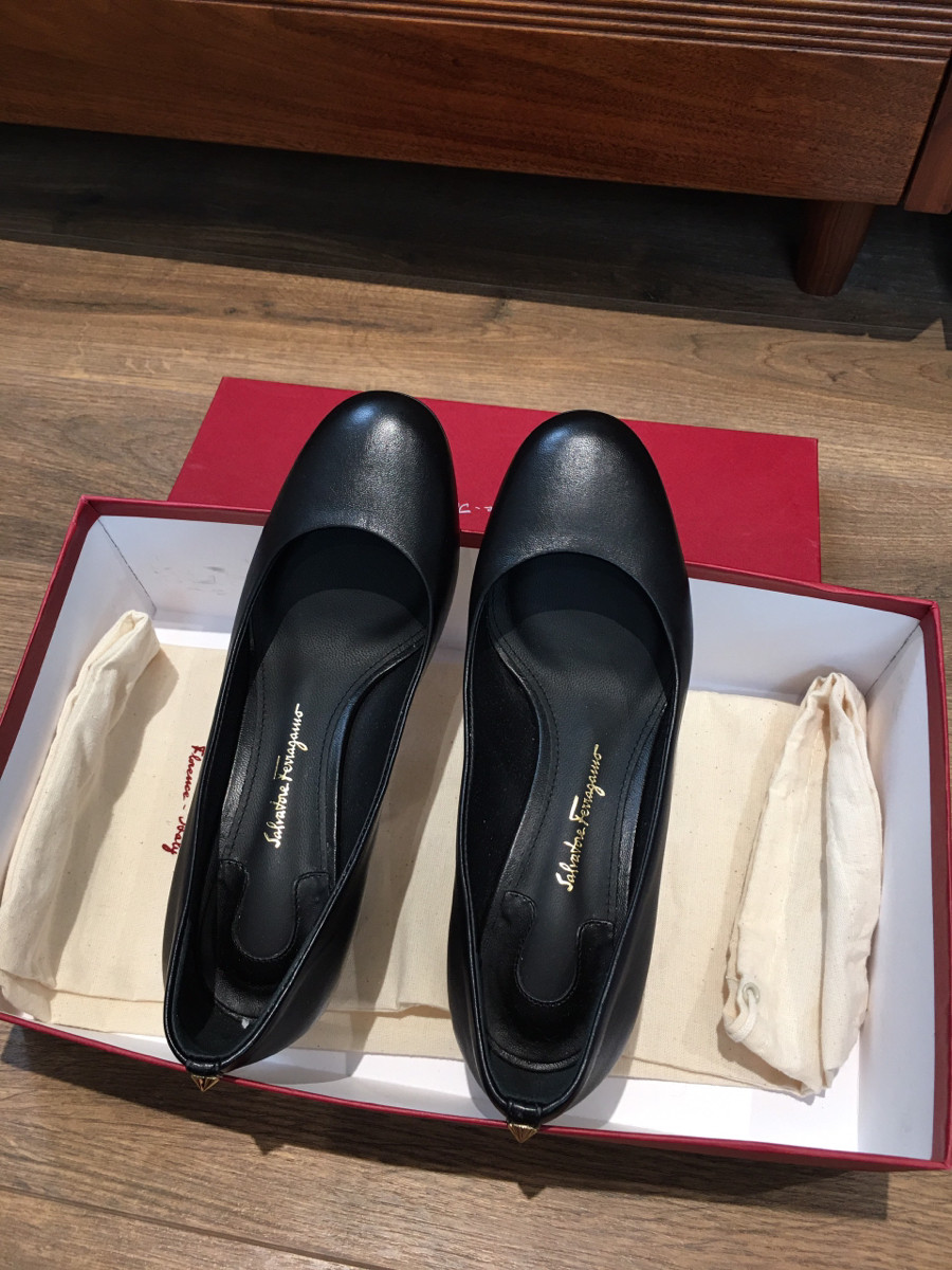 sẵn em đen  Ｆｅｒｒａｇａｍｏ ＭＥＤＯＬＬＡ size 4D; cao 5.5cm. đủ box + túi vải