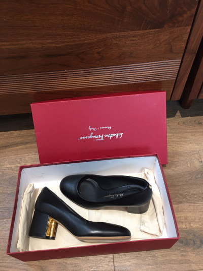 sẵn em đen  Ｆｅｒｒａｇａｍｏ ＭＥＤＯＬＬＡ size 4D; cao 5.5cm. đủ box + túi vải