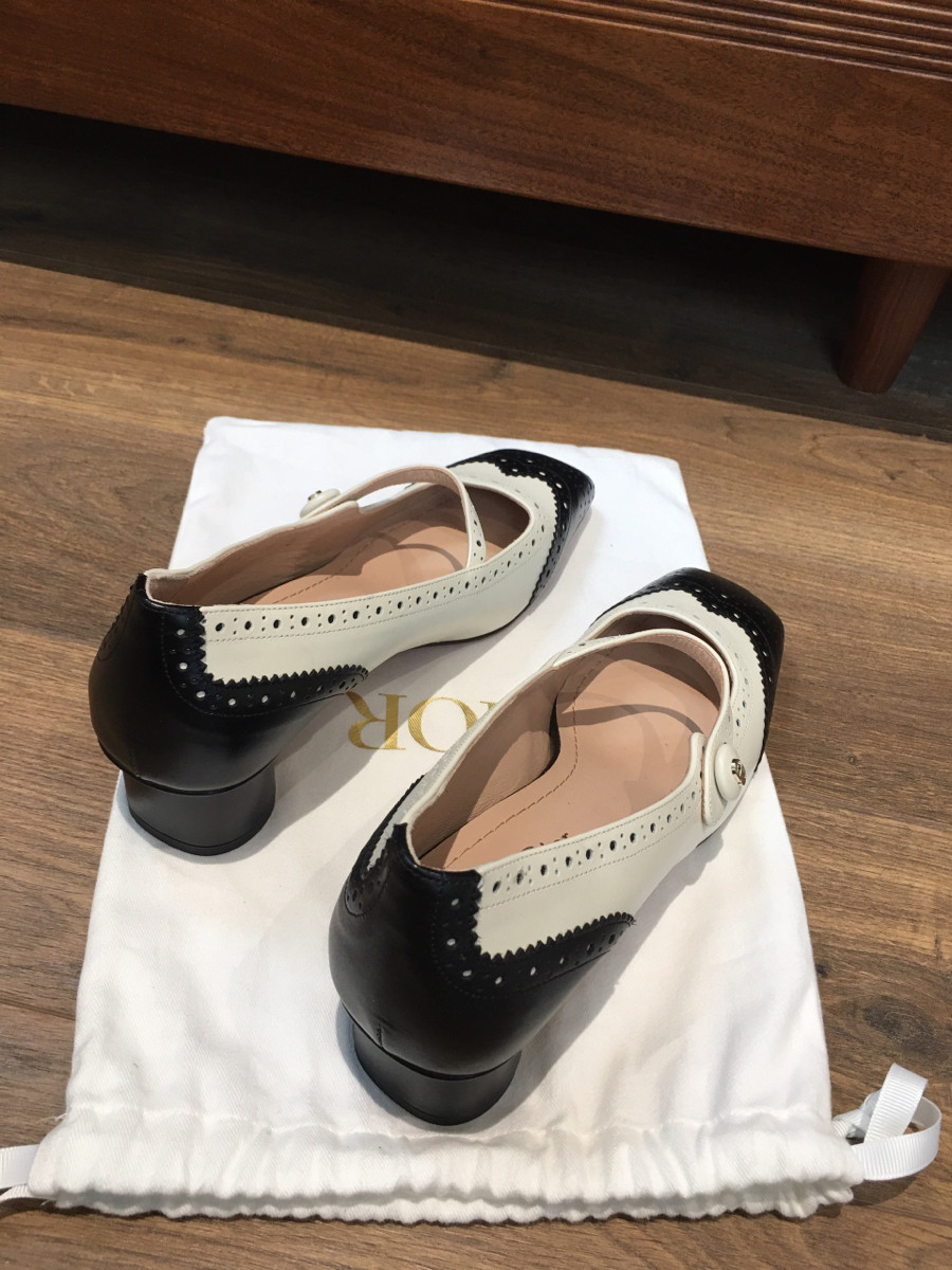 Ｃｈｒｉｓｔｉａｎ Ｄｉｏｒ size 36 tình trạng chưa sd ạ . Kèm túi vải