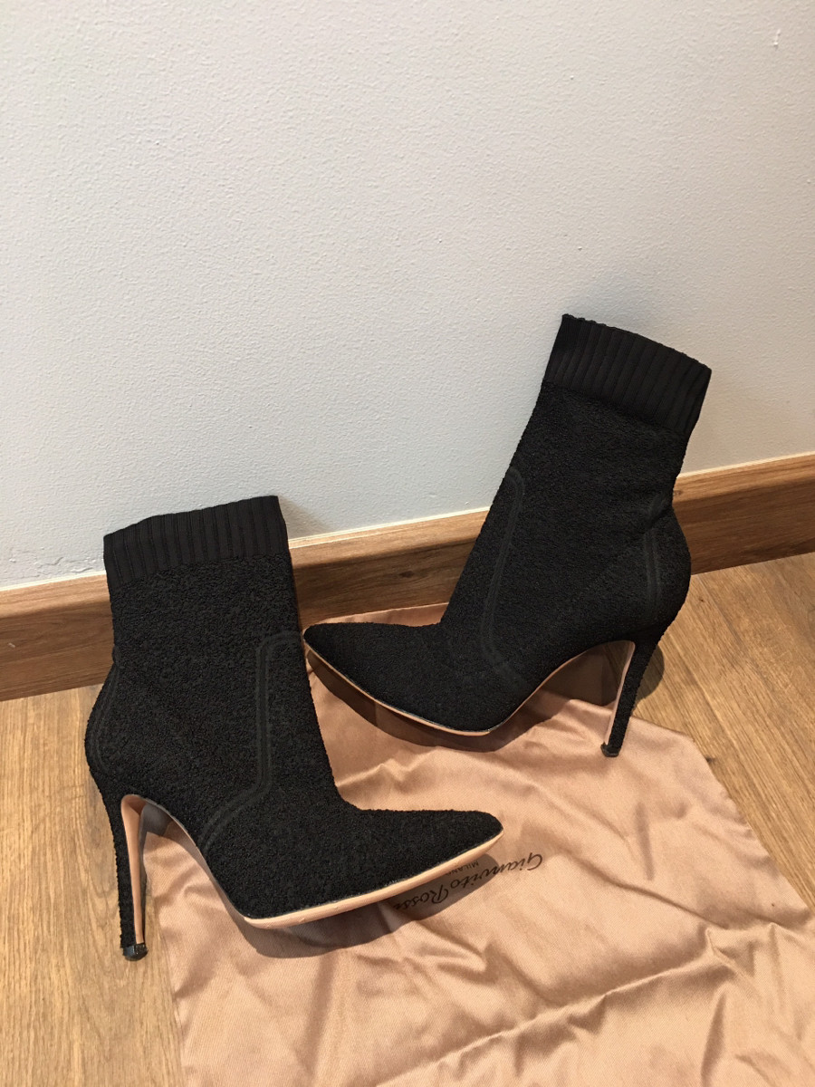 Bốt đen G i a n v i to R o s si Knit Boots size 38 Ladies' Black; cao 10cm . kèm túi vải ạ .