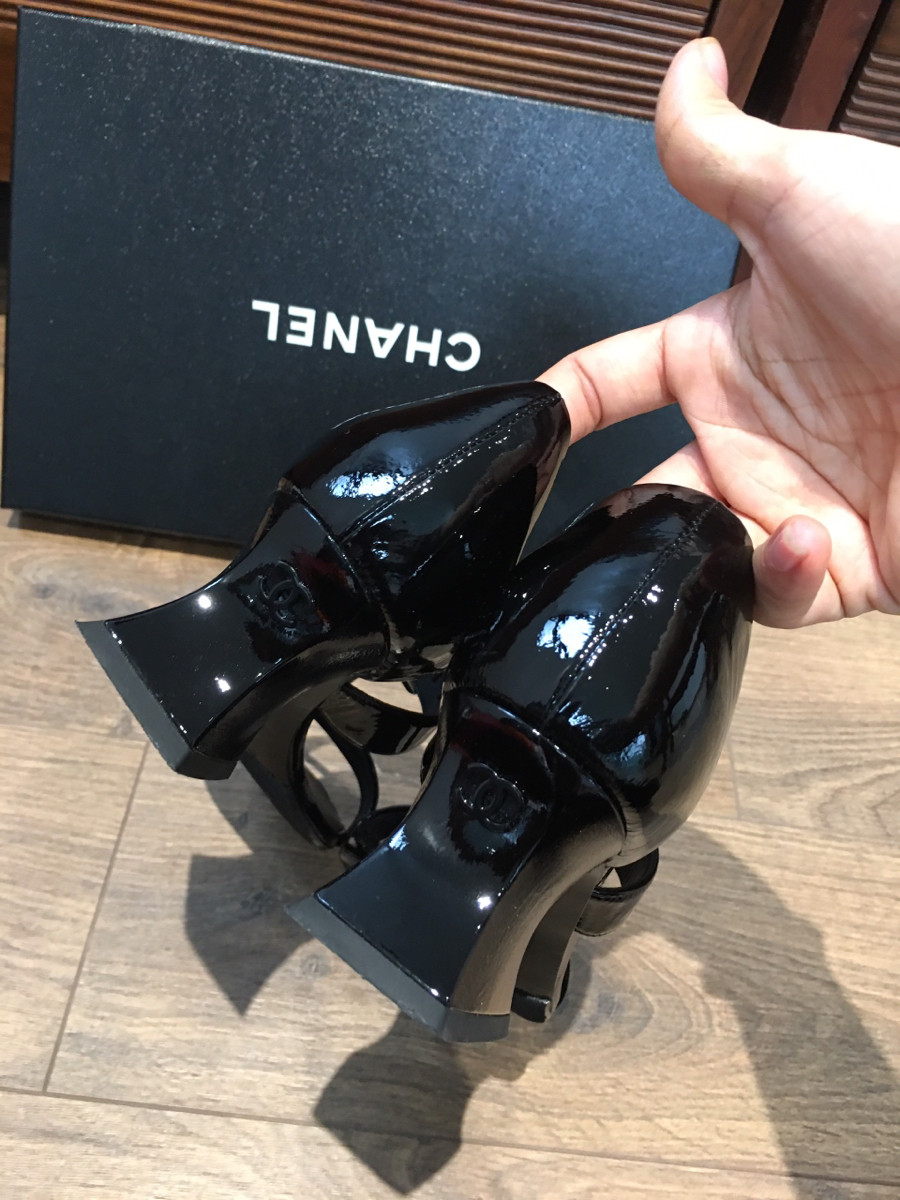 C h a n e l Coco Mark Patent leather Sandals size 36 Ladies' Black G39050. cao 5cm. Mẫu mới w eb đang bán 2 mấy trịu lận . đủ box + túi vải ạ