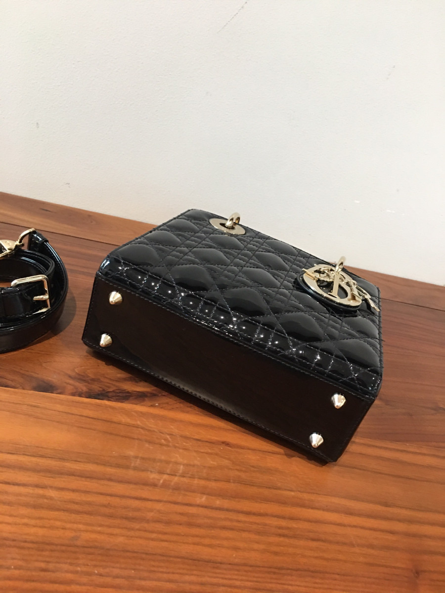 Sẵn  C h r i s t i an D i or Lady Di or Cannage Patent leather 2way handbag Black đây ạ . tình trạng 95% new .kim loại có xướt dăm liti khó tránh được ạ