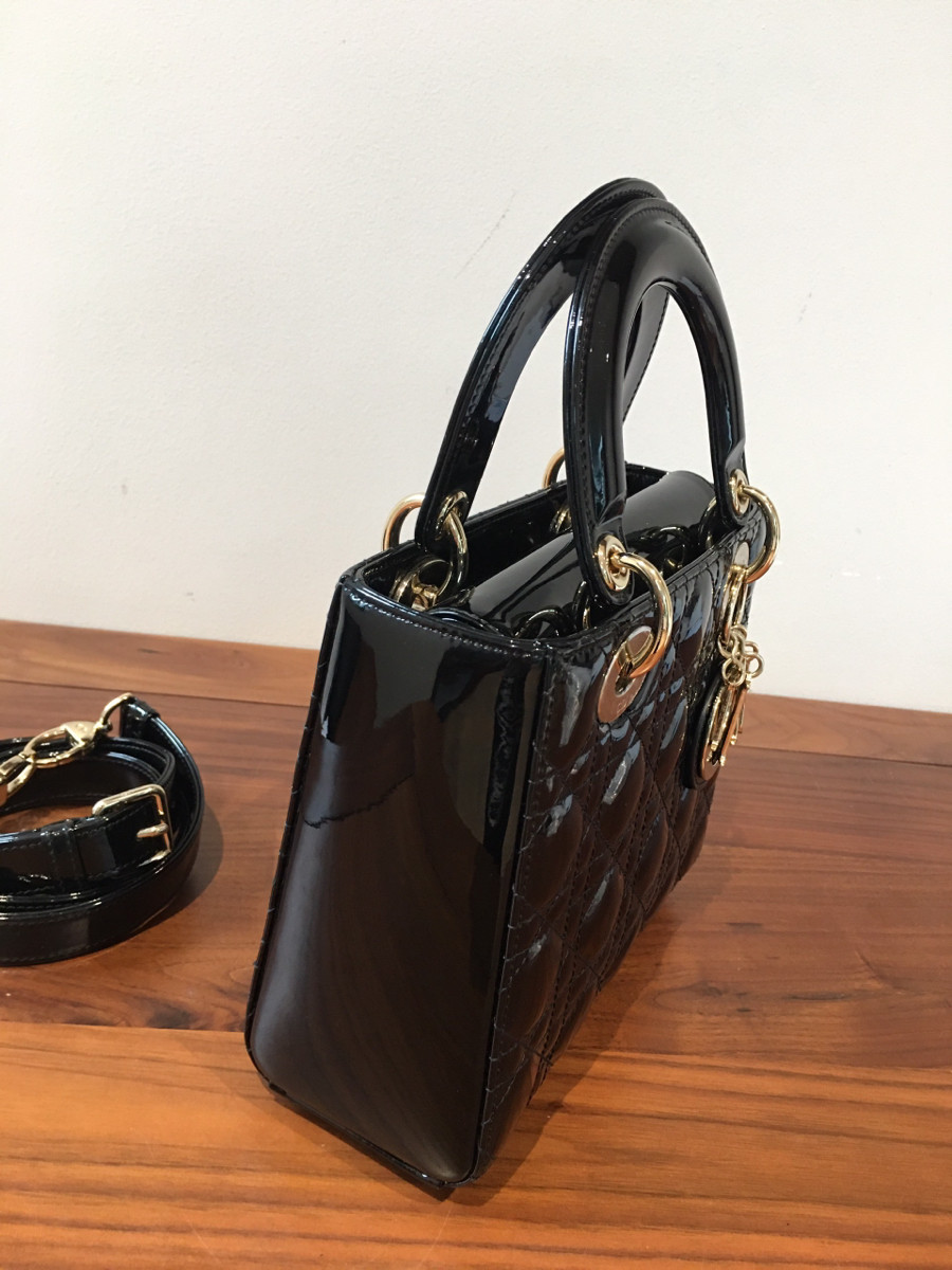 Sẵn  C h r i s t i an D i or Lady Di or Cannage Patent leather 2way handbag Black đây ạ . tình trạng 95% new .kim loại có xướt dăm liti khó tránh được ạ