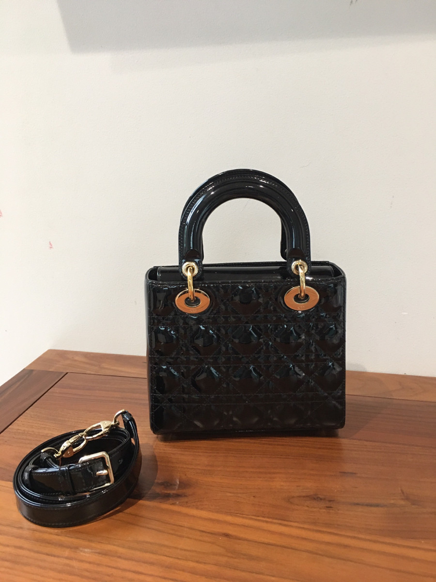 Sẵn  C h r i s t i an D i or Lady Di or Cannage Patent leather 2way handbag Black đây ạ . tình trạng 95% new .kim loại có xướt dăm liti khó tránh được ạ