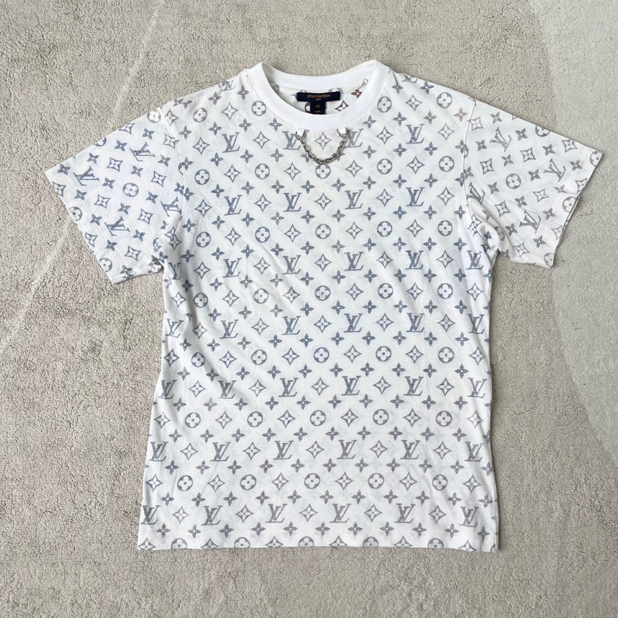 Tee l.v nữ size XS - 97% ( bị loang tí mặt sau áo )