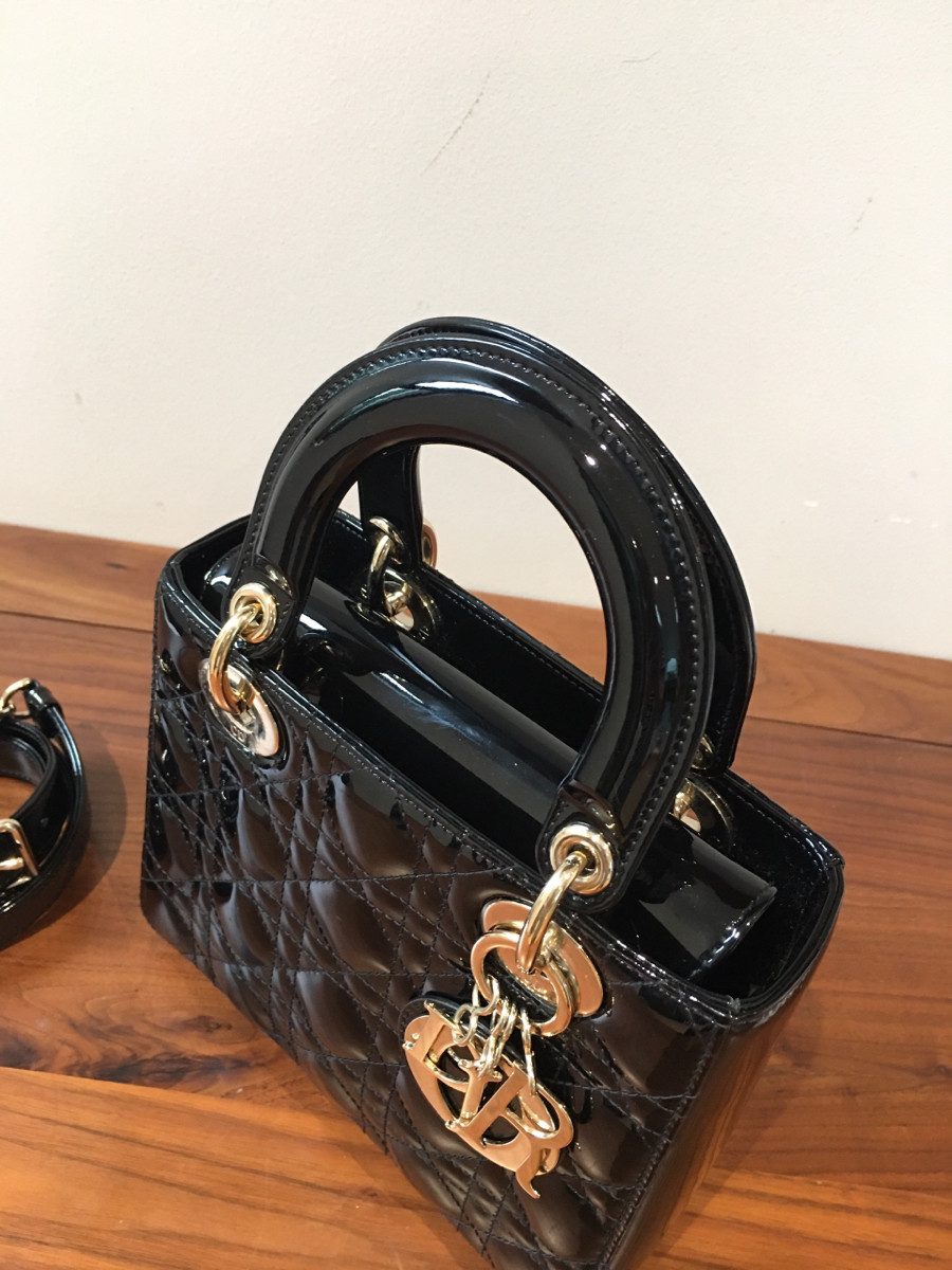 Sẵn  C h r i s t i an D i or Lady Di or Cannage Patent leather 2way handbag Black đây ạ . tình trạng 95% new .kim loại có xướt dăm liti khó tránh được ạ