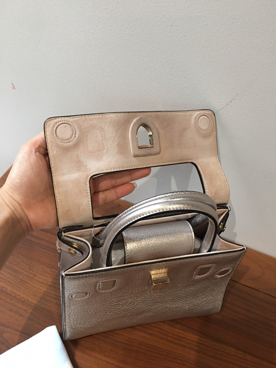 Thêm chiếc size mini   C h r i st ian D i or Diorama Leather 2way handbag Silver  kèm túi vải đây ạ .  tình trạng có một vài vết chầy chưa qua xử lý gì như hình e chụp nhé ạ