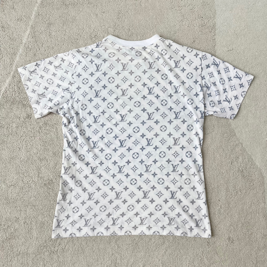 Tee l.v nữ size XS - 97% ( bị loang tí mặt sau áo )