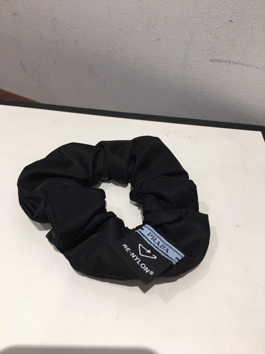 e sẵn chun tóc P r a d a 1IF015 Tessuto Scrunchie Nylon Black-----