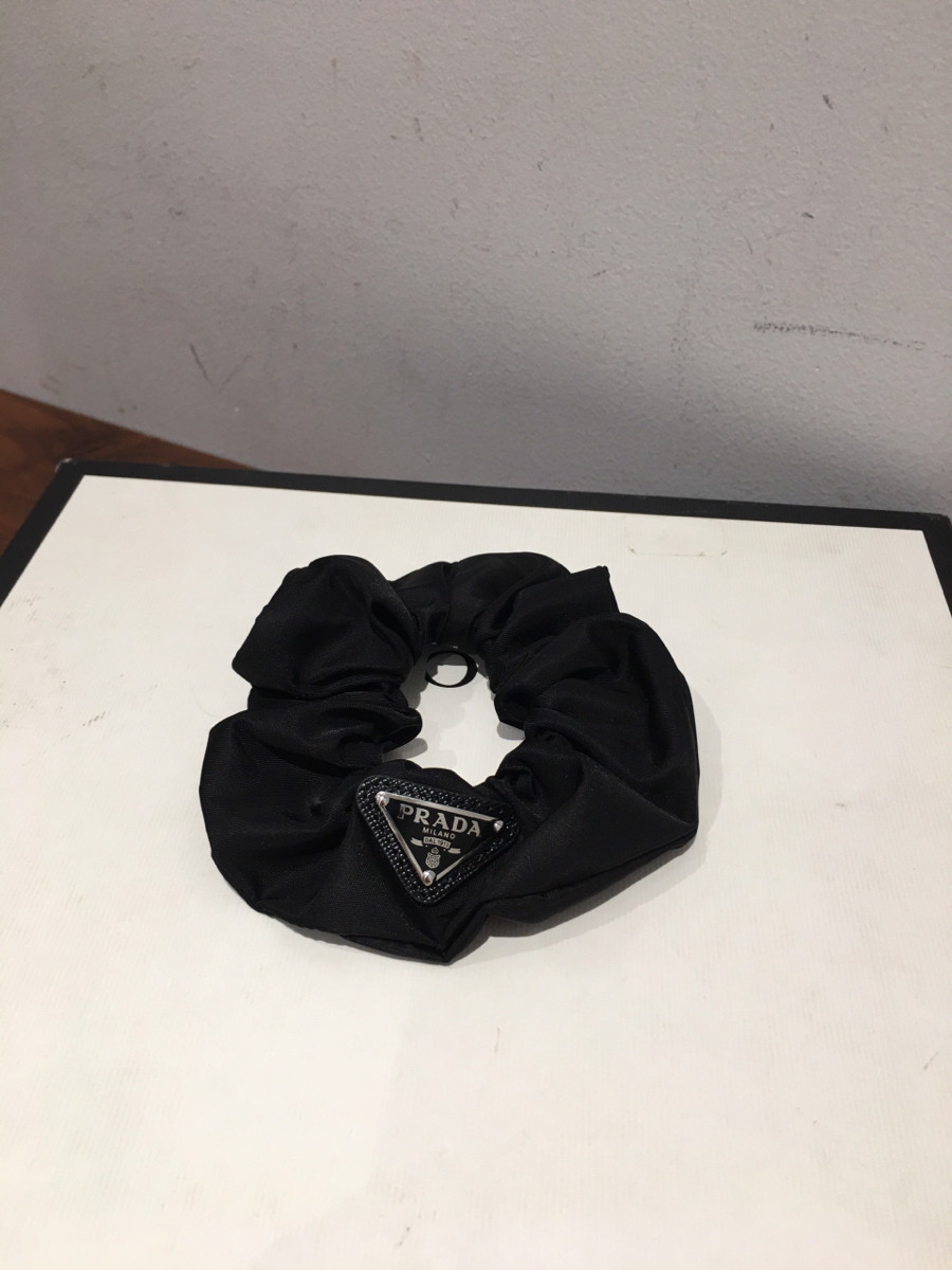 e sẵn chun tóc P r a d a 1IF015 Tessuto Scrunchie Nylon Black-----