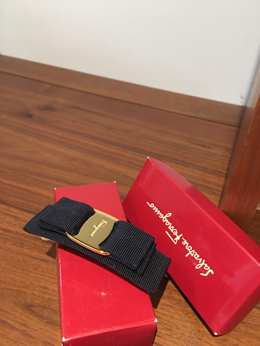 Kẹp tóc nửa đầu  Ｆｅｒｒａｇａｍｏ màu navy kèm box ạ . 95% new kim loại có xướt dăm liti khó tránh ạ