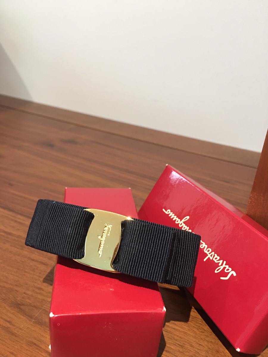 Kẹp tóc nửa đầu  Ｆｅｒｒａｇａｍｏ màu navy kèm box ạ . 95% new kim loại có xướt dăm liti khó tránh ạ