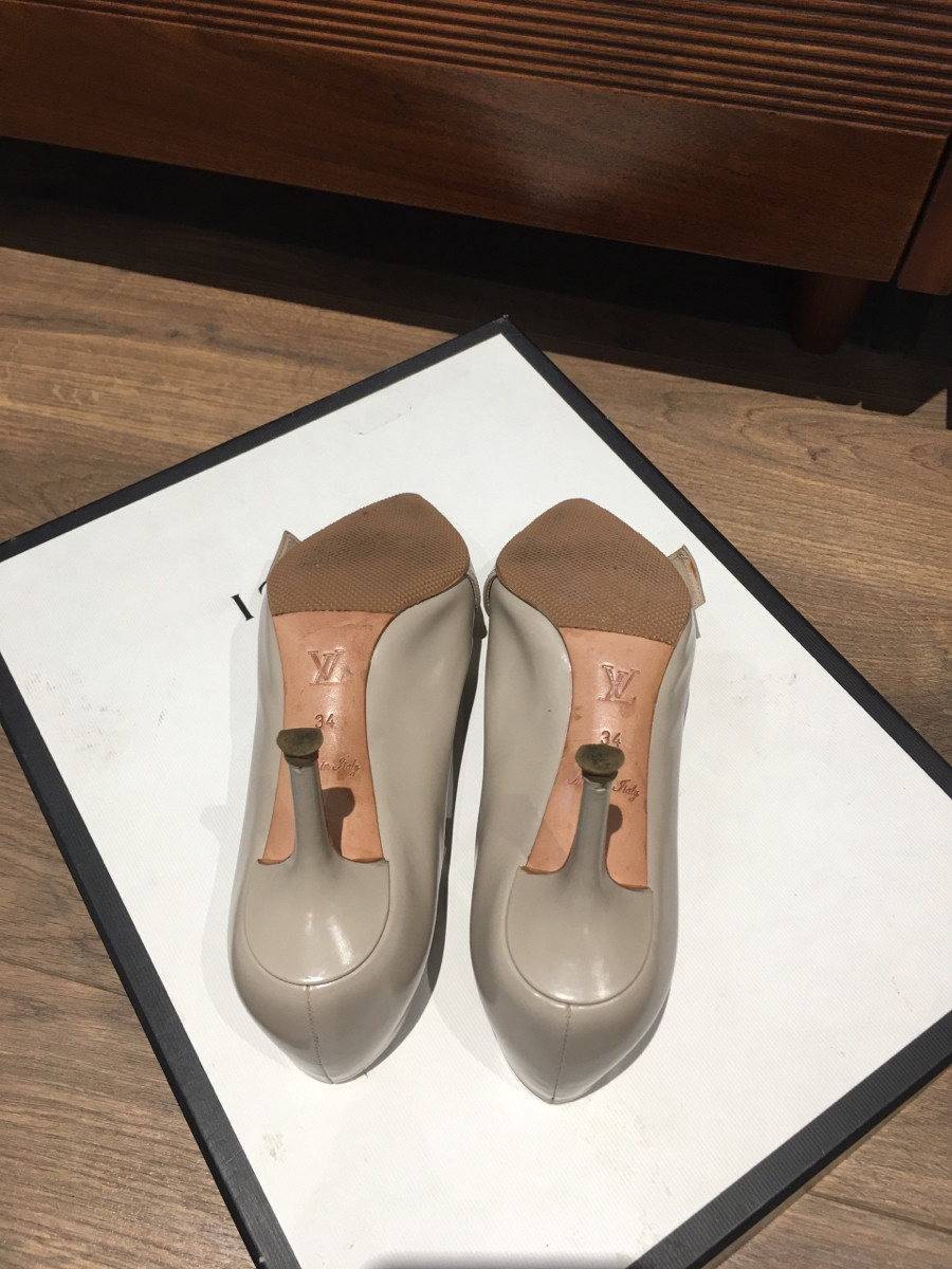 sẵn  Lo uis V u itton 12 years Patent leather Pumps size 34 Ladies' Beige SC0172. chân 35 1/2 bon chen được ạ ; cao 6.5cm . tình trạng 95% new , ở gót có vết chầy sát đế như hifnhe  chụp tí ạ .