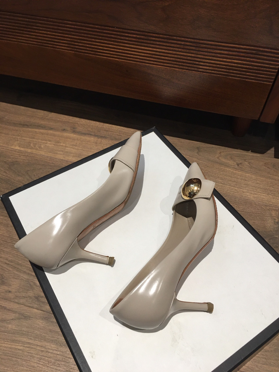 sẵn  Lo uis V u itton 12 years Patent leather Pumps size 34 Ladies' Beige SC0172. chân 35 1/2 bon chen được ạ ; cao 6.5cm . tình trạng 95% new , ở gót có vết chầy sát đế như hifnhe  chụp tí ạ .