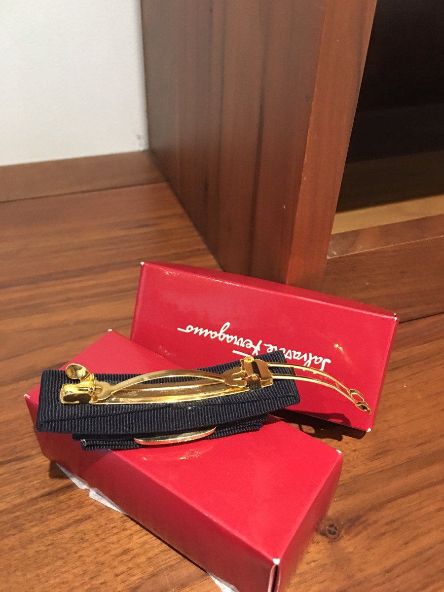 Kẹp tóc nửa đầu  Ｆｅｒｒａｇａｍｏ màu navy kèm box ạ . 95% new kim loại có xướt dăm liti khó tránh ạ