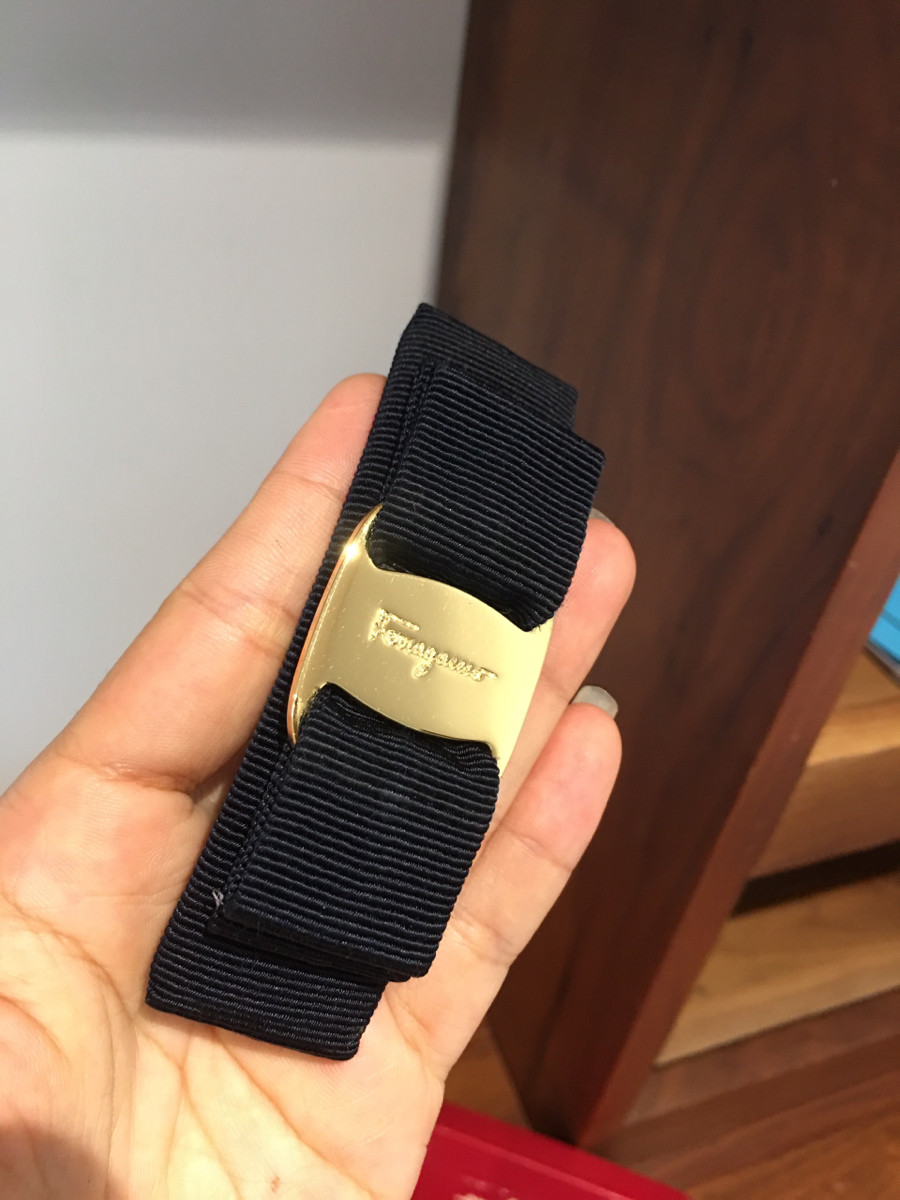 Kẹp tóc nửa đầu  Ｆｅｒｒａｇａｍｏ màu navy kèm box ạ . 95% new kim loại có xướt dăm liti khó tránh ạ