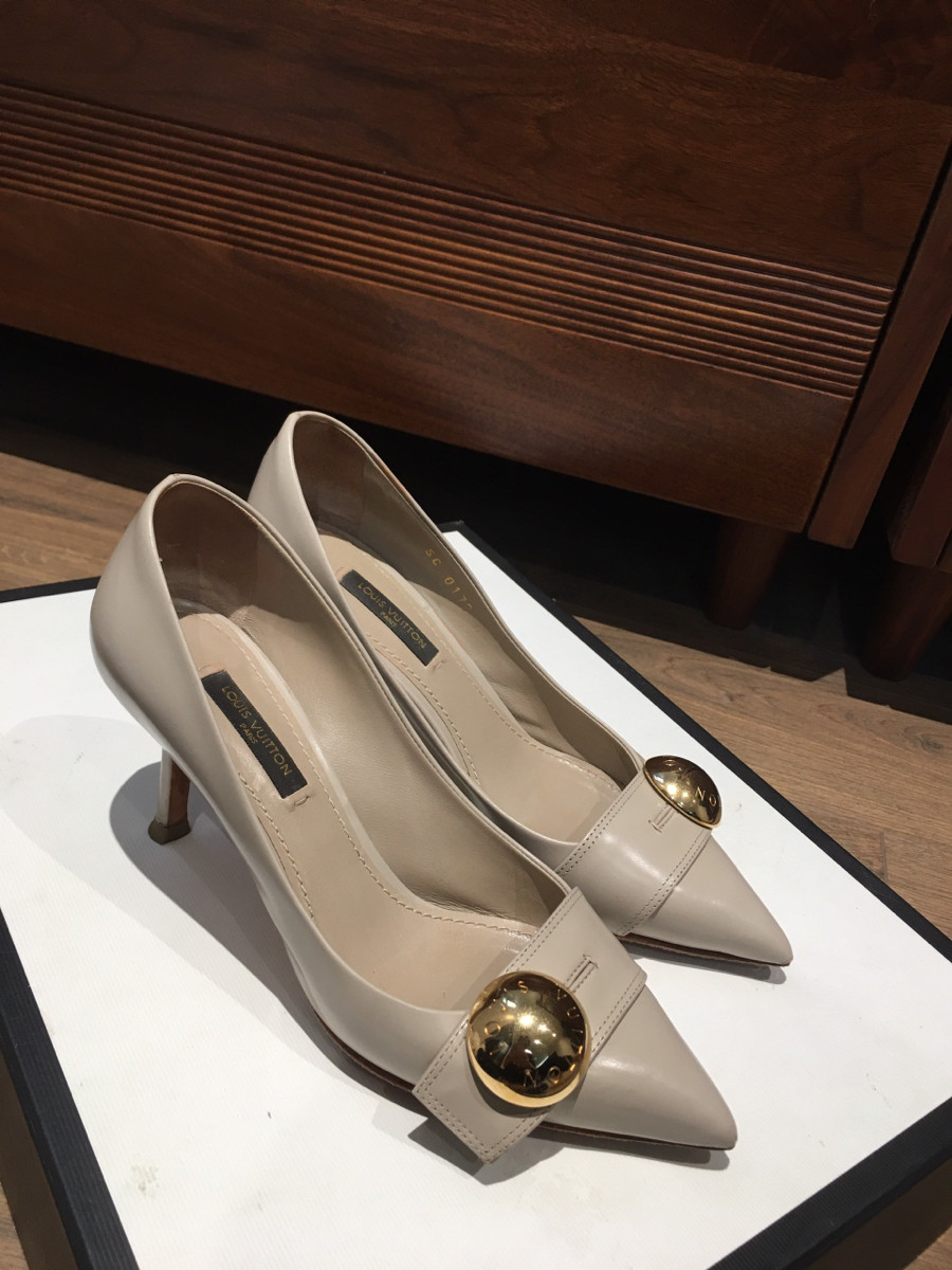 sẵn  Lo uis V u itton 12 years Patent leather Pumps size 34 Ladies' Beige SC0172. chân 35 1/2 bon chen được ạ ; cao 6.5cm . tình trạng 95% new , ở gót có vết chầy sát đế như hifnhe  chụp tí ạ .