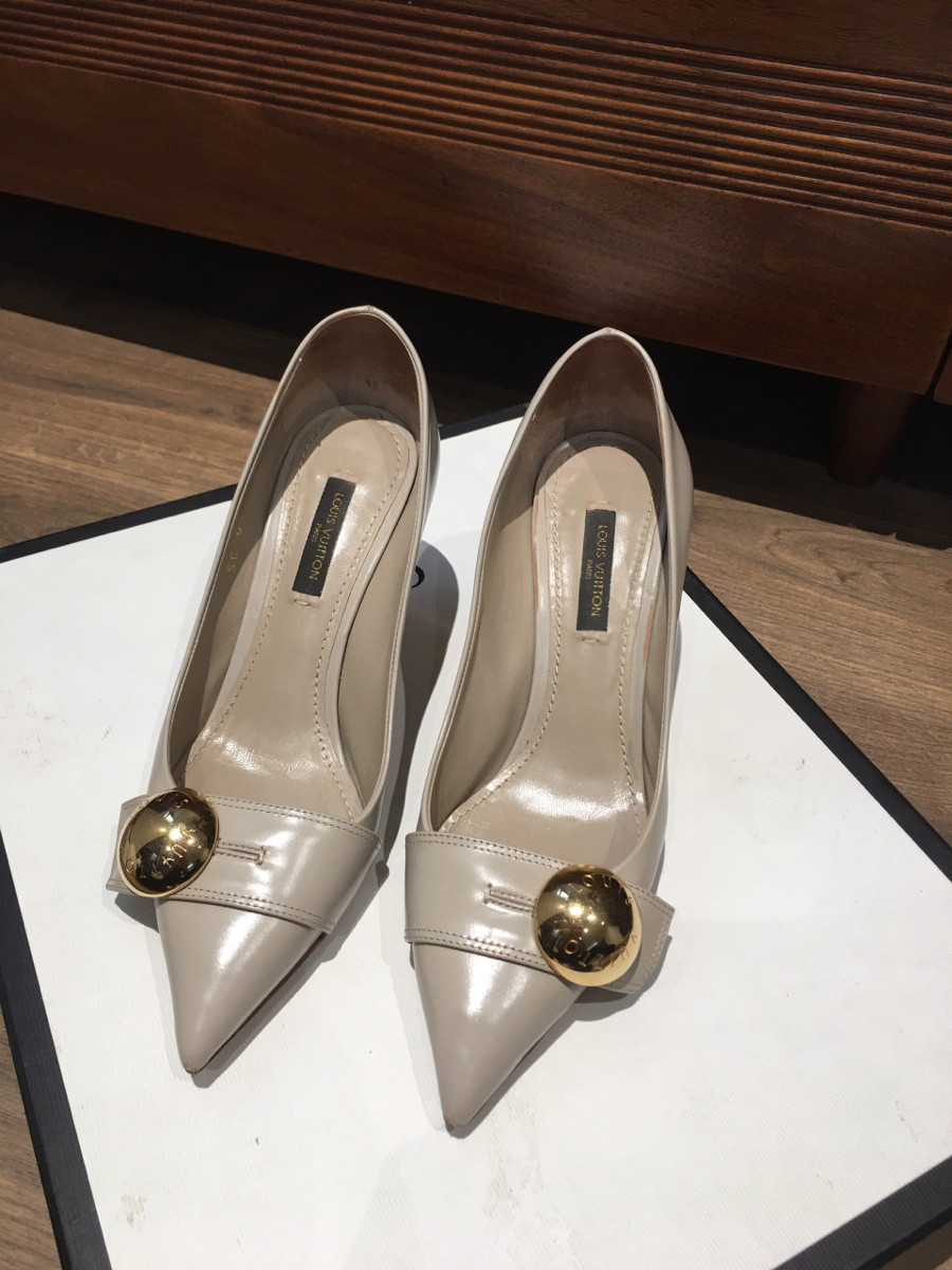 sẵn  Lo uis V u itton 12 years Patent leather Pumps size 34 Ladies' Beige SC0172. chân 35 1/2 bon chen được ạ ; cao 6.5cm . tình trạng 95% new , ở gót có vết chầy sát đế như hifnhe  chụp tí ạ .