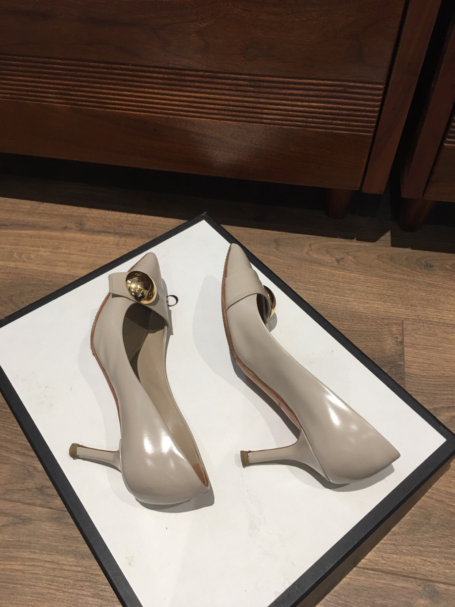 sẵn  Lo uis V u itton 12 years Patent leather Pumps size 34 Ladies' Beige SC0172. chân 35 1/2 bon chen được ạ ; cao 6.5cm . tình trạng 95% new , ở gót có vết chầy sát đế như hifnhe  chụp tí ạ .