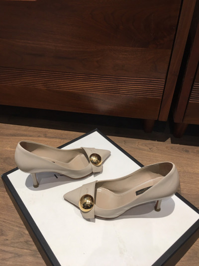 sẵn  Lo uis V u itton 12 years Patent leather Pumps size 34 Ladies' Beige SC0172. chân 35 1/2 bon chen được ạ ; cao 6.5cm . tình trạng 95% new , ở gót có vết chầy sát đế như hifnhe  chụp tí ạ .